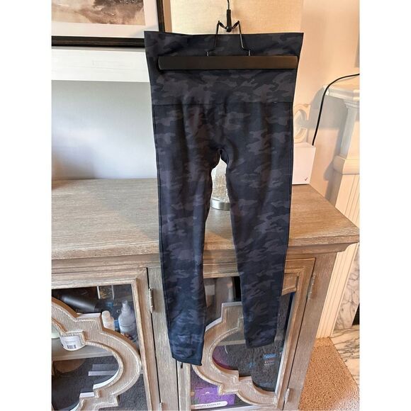 E21 SPANX Look at Me Now Seamless Cropped Leggings Medium - Picture 2 of 5